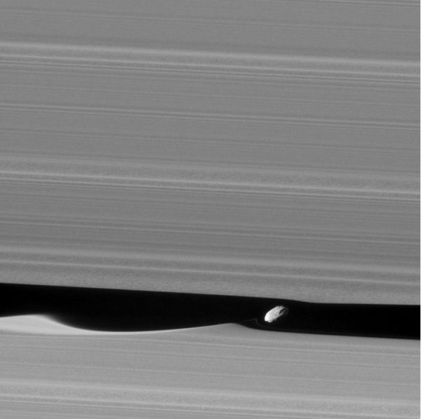 Image 1 : La sonde Cassini fait une superbe photo de Daphnis
