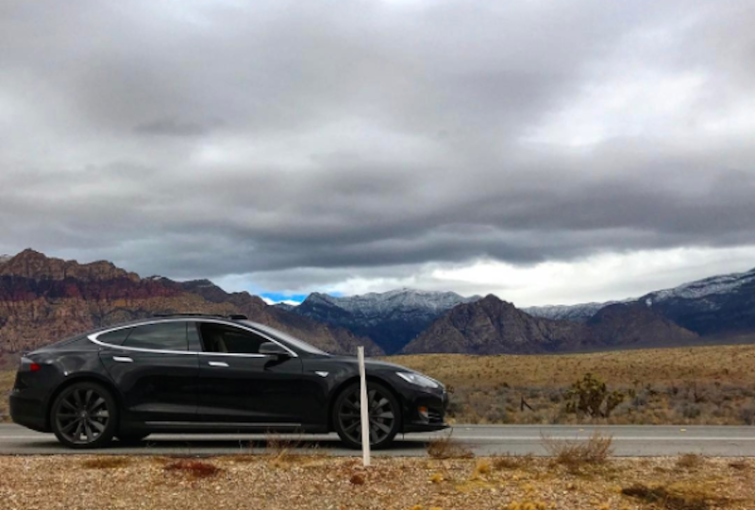 Image 1 : Un problème de smartphone : sa Tesla reste bloquée dans le désert