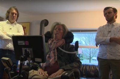 Image 1 : Une femme paralysée utilise un ordinateur pour communiquer avec son esprit