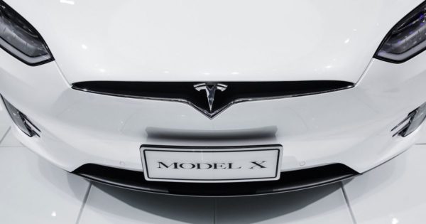 Image 1 : Tesla : une "faille" permet d'ouvrir le coffre au tournevis