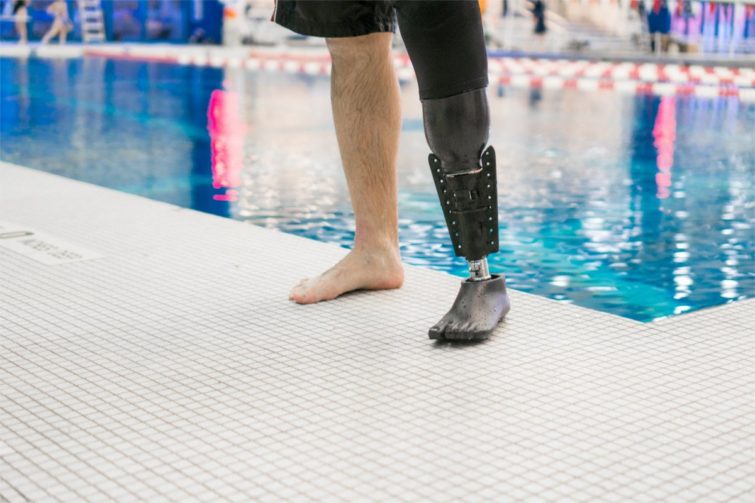 Image 1 : Un designer conçoit une prothèse pour les nageurs