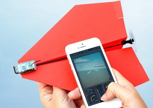 Image 1 : Cet avion en papier se contrôle avec un smartphone
