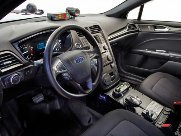 Image 2 : Ford dévoile une voiture hybride pour la police américaine