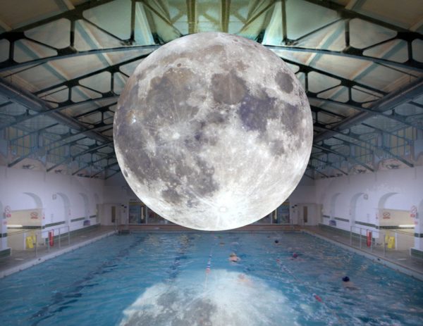 Image 1 : Cette reproduction de la Lune voyage sur Terre