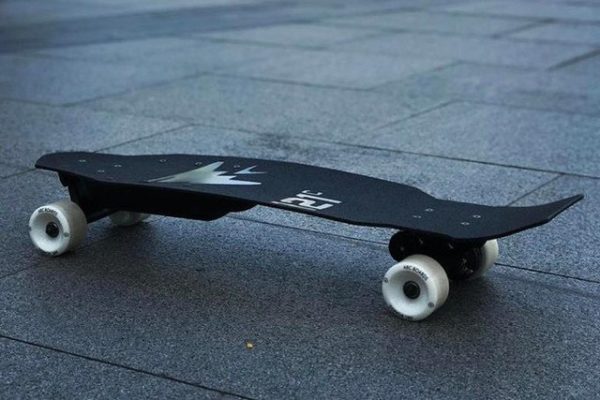 Image 1 : 121C Arc Aileron : le skateboard électrique tout en carbone