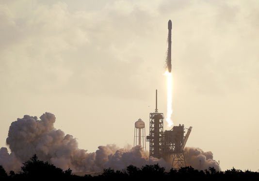 Image 1 : Double banco pour SpaceX : atterrissage de Falcon 9 après le lancement d’un satellite militaire
