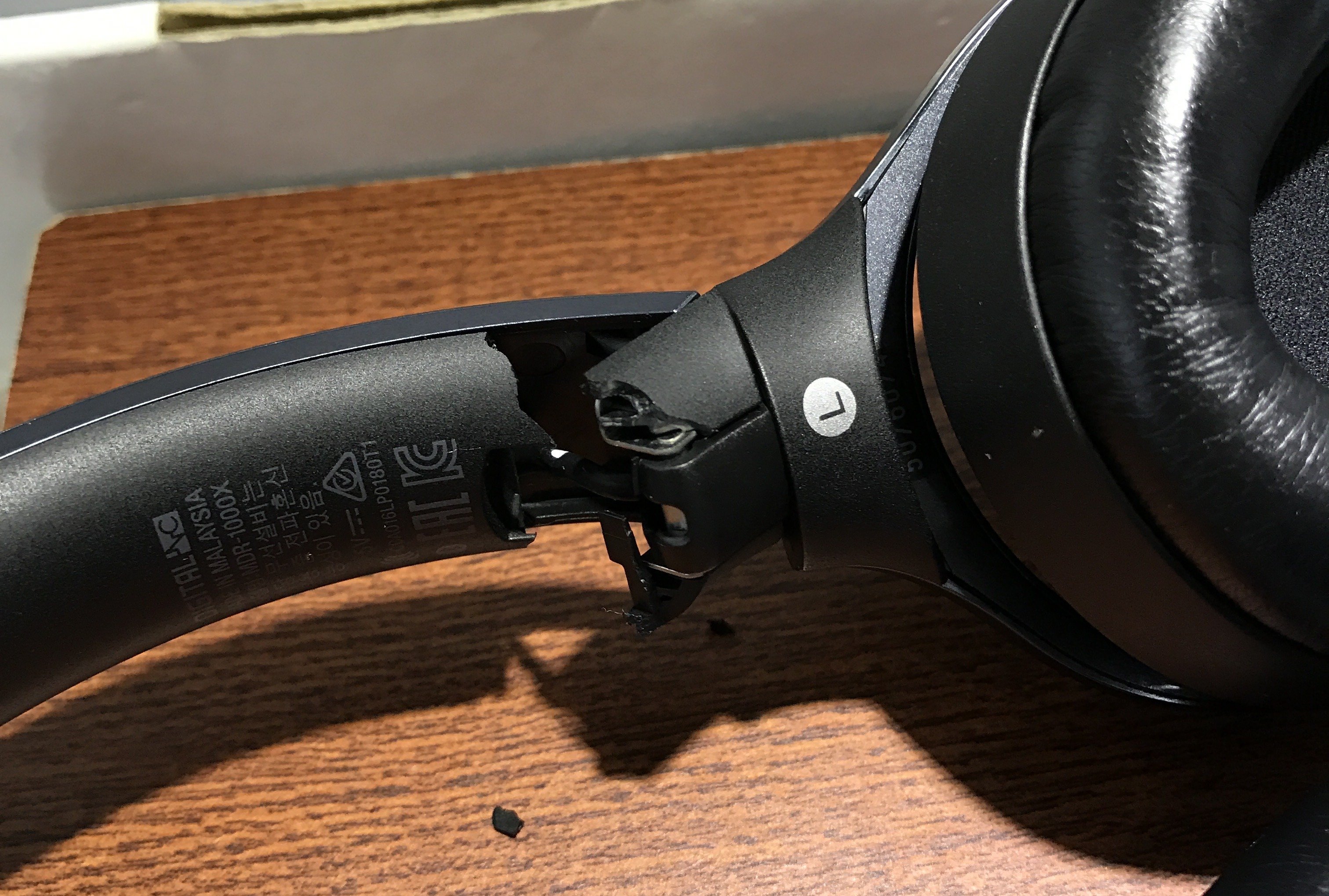 Image à la une de Casque antibruit MDR 1000X : Sony prend en charge les charnières fragiles