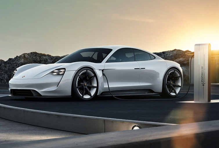 Image 1 : Voiture électrique : Porsche charge encore plus vite que Tesla