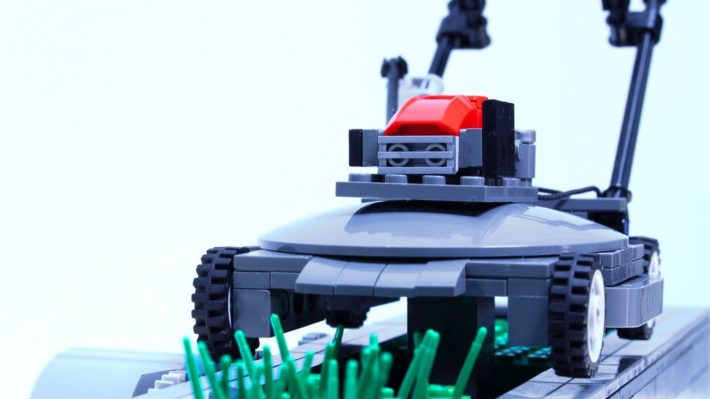 Image 1 : Cette tondeuse en LEGO tond de l'herbe en LEGO (et c'est fascinant)