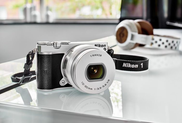 Image 1 : Photo : Nikon travaillerait sur un appareil hybride plein format