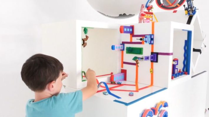 Image 1 : Des bandes adhésives pour coller des LEGO aux murs