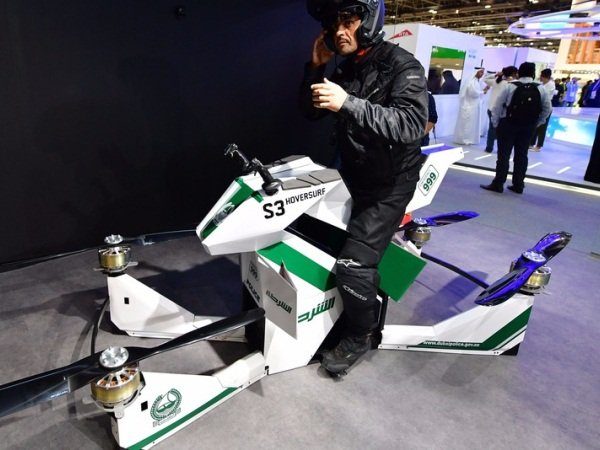 Image 2 : Hoverbike : les policiers de Dubaï enfourcheront des motos volantes !