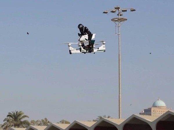 Image 3 : Hoverbike : les policiers de Dubaï enfourcheront des motos volantes !