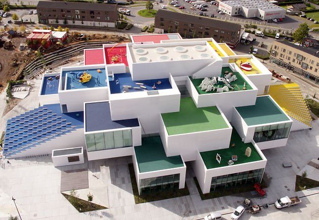 Image 1 : Au Danemark, Lego construit un immeuble en LEGO
