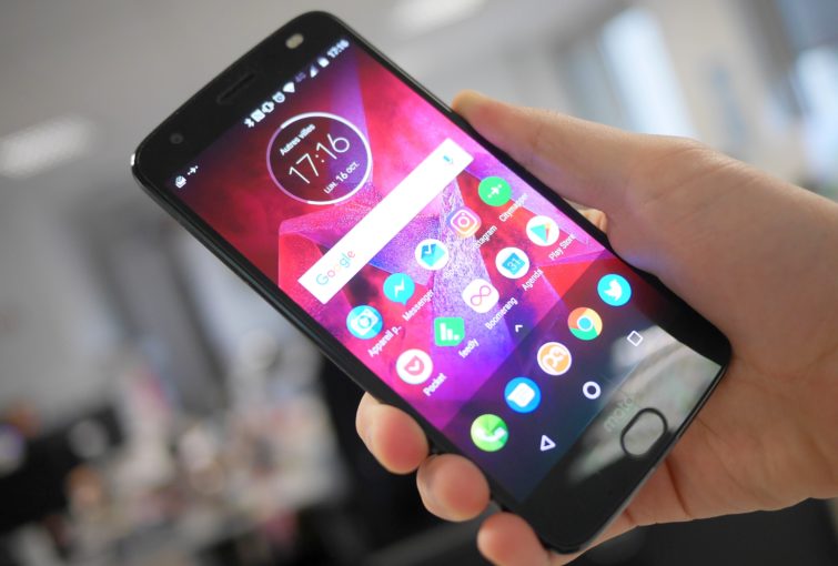 Image 5 : [Test] Moto Z2 Force : on a testé le smartphone modulaire haut de gamme de Motorola