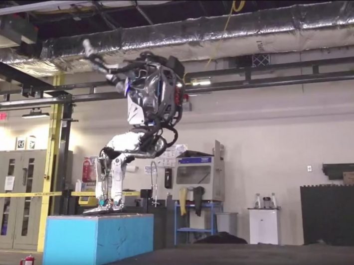 Image 1 : Le robot de Boston Dynamics fait de saltos arrière (et pas vous)