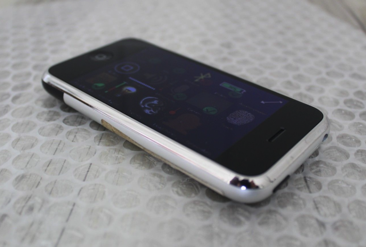 Image 1 : iPhone Edge : un prototype à vendre aux enchères