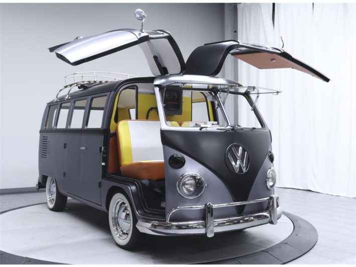 Image 1 : Ce minivan de VW est un hommage à Retour vers le futur
