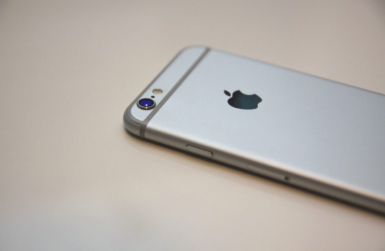 Image 1 : Si Apple ralentit les vieux iPhone, c’est pour leur bien !