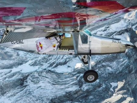 Image 1 : Ces Wingsuite flyers français ont réussi à remonter dans un avion en vol