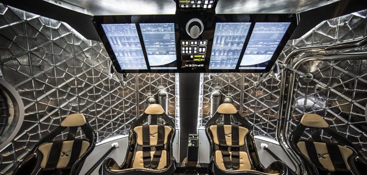 Image 1 : SpaceX et Boeing lanceront des équipages en mission spatiale avant la fin de l'année
