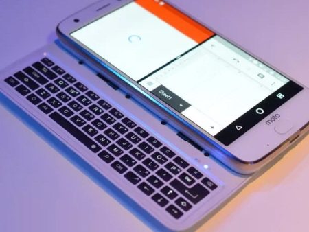 Image 2 : [CES 2018] Motorola lance un clavier pour transformer votre smartphone en "Blackberry"