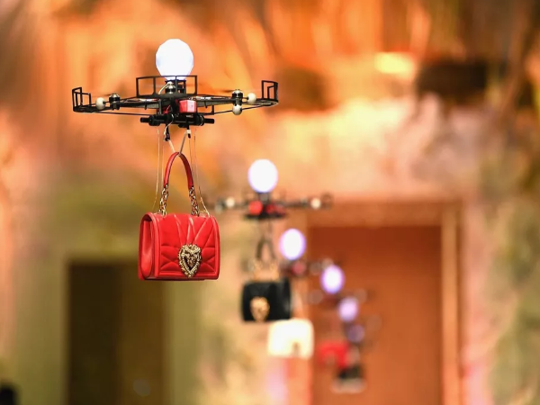 Image 1 : Dolce & Gabbana remplace les mannequins par des drones à la Fashion Week du Milan