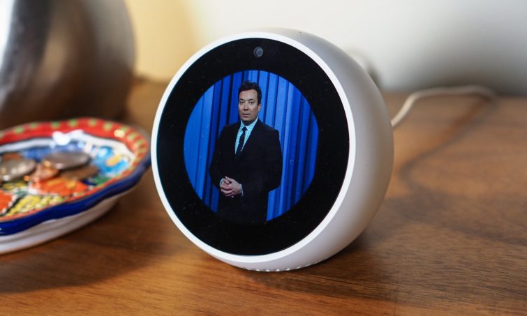 Test de l' Echo Spot : Alexa dans un écran de verdure