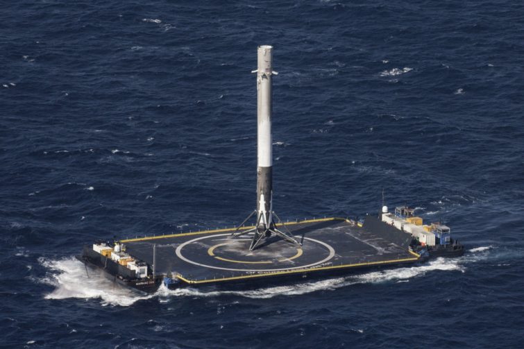Image 1 : Une fusée Falcon 9 de SpaceX résiste à un amerrissage contrôlé