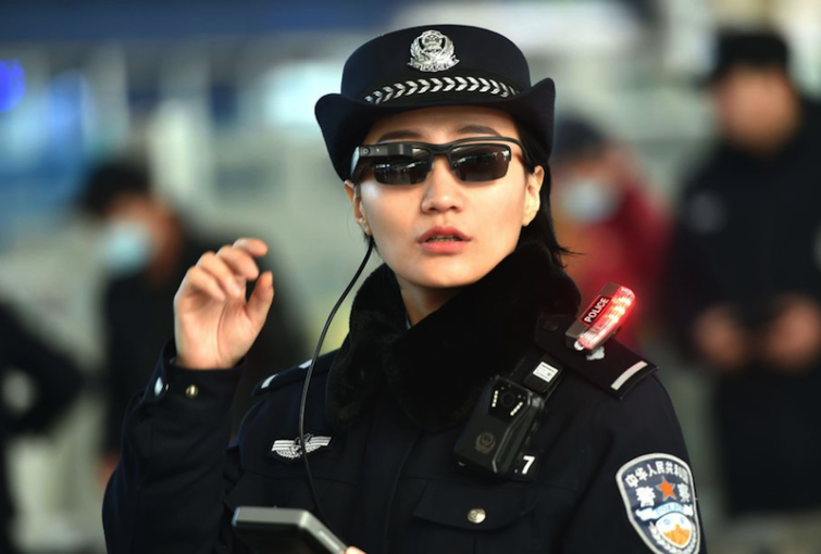 Image 1 : La Police chinoise reçoit des lunettes avec reconnaissance faciale