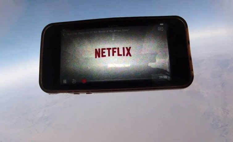 Image 1 : Netflix envoie un iPhone filmer la Terre vue de l'espace