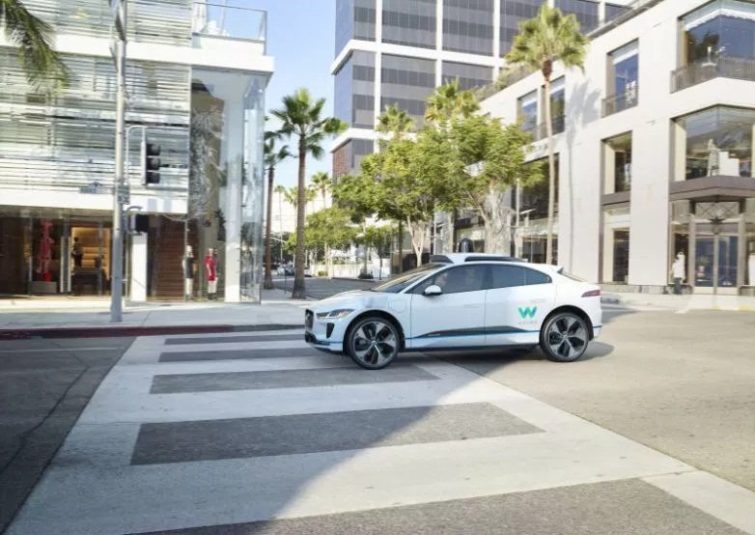 Image 1 : Waymo monte en gamme et passe ses voitures autonomes en Jaguar