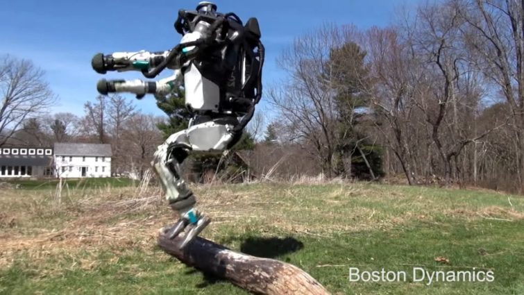 Image 1 : Boston Dynamics : le robot Atlas court et saute tout seul