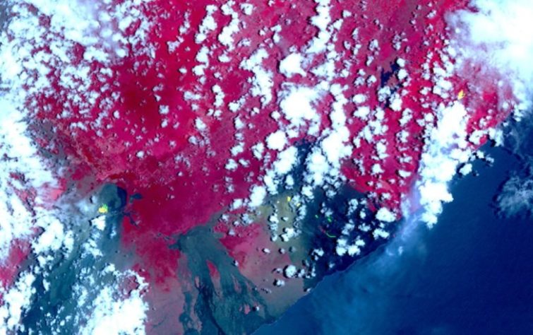 Image 2 : La NASA voit la lave du volcan Kilauea s’écouler depuis l’espace