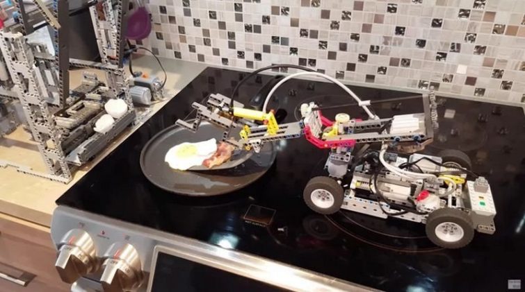 Image 1 : Cette machine en Lego prépare le petit-déjeuner
