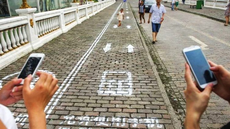 Image 1 : En Chine, une voie de trottoir réservée aux utilisateurs de smartphones