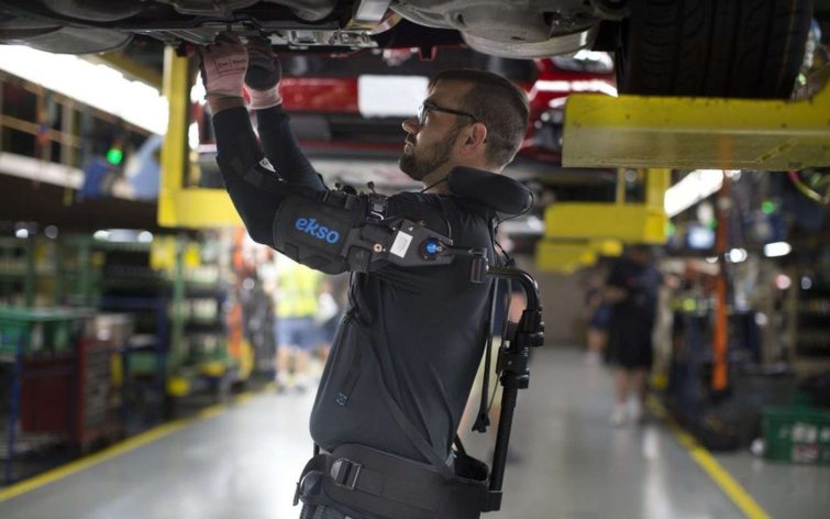 Image 1 : Ford va équiper ses ouvriers d'un exosquelette