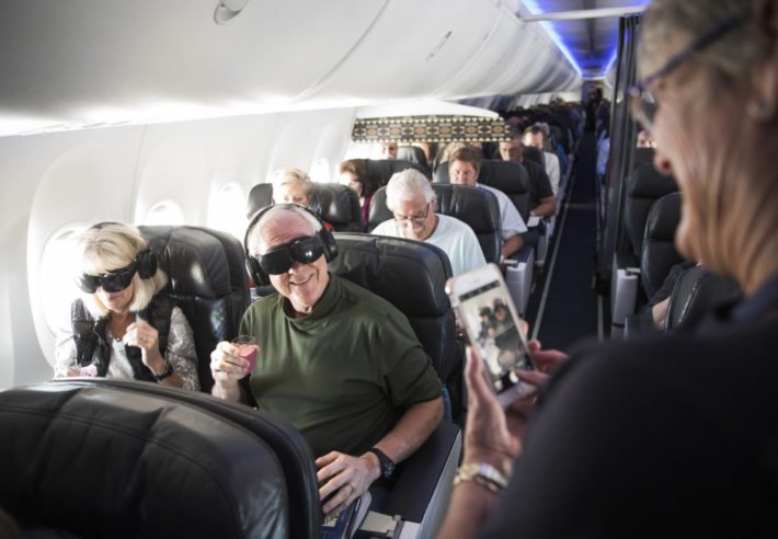 Image 1 : Les passagers d'Alaska Airlines peuvent profiter d'un film en réalité virtuelle pendant leur vol