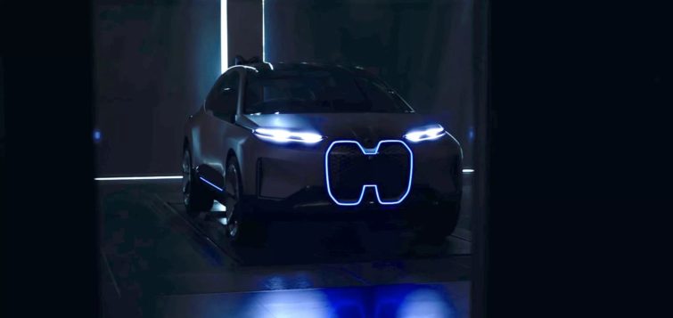 Image 1 : BMW tease l'iNext sa voiture électrique