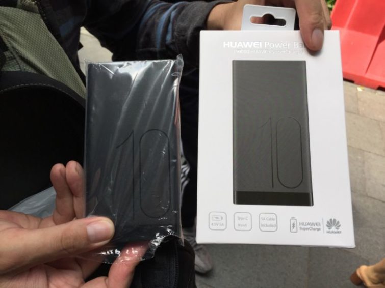 Image 1 : Huawei trolle les acheteurs d'iPhone Xs devant les Apple Store