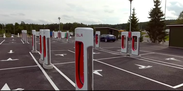 Image 1 : Tesla : la super-recharge gratuite à vie c'est terminé