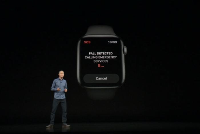 Image 1 : Une cascadeuse démontre l'efficacité de la détection de chute de l'Apple Watch 4