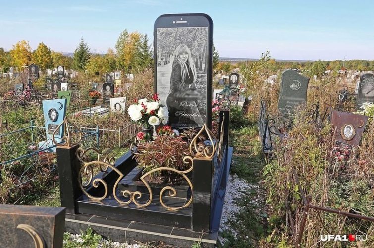 Image 1 : La pierre tombale en forme d'iPhone est-elle un signe de mauvais goût ?