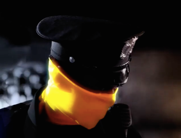 Image 1 : Un mystérieux homme jaune dans le Watchmen de HBO
