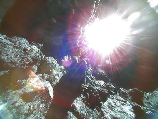Image 1 : Le Rover japonais fait de sacrés photos sur Ryugu