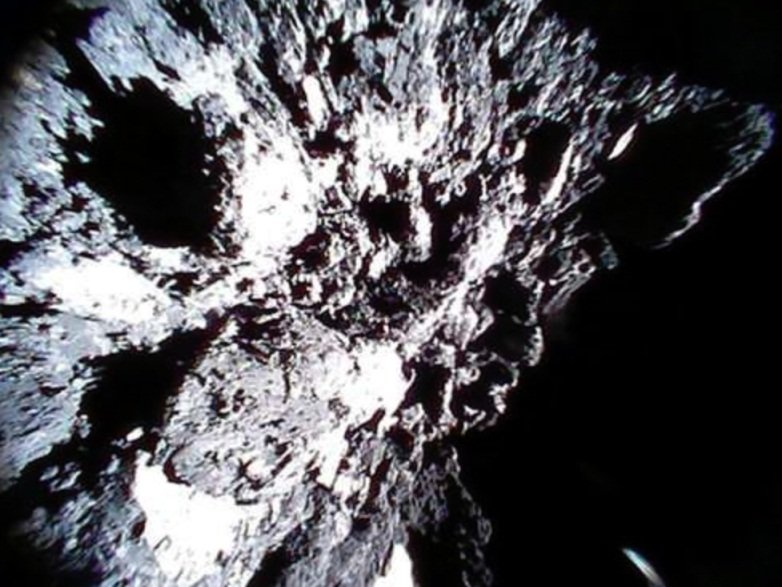 Image 2 : Le Rover japonais fait de sacrés photos sur Ryugu