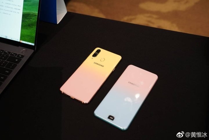 Image 1 : Samsung A8s : un smartphone spécial femme, vraiment ?