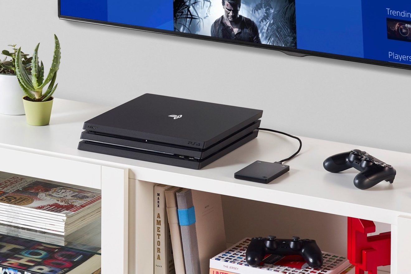 Image 1 : Pour mieux flirter avec votre console, Seagate sort un disque dur aux couleurs de la PS4
