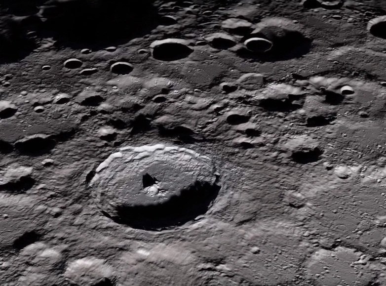 Image 1 : Des scientifiques ont trouvé de l'eau sur la Lune