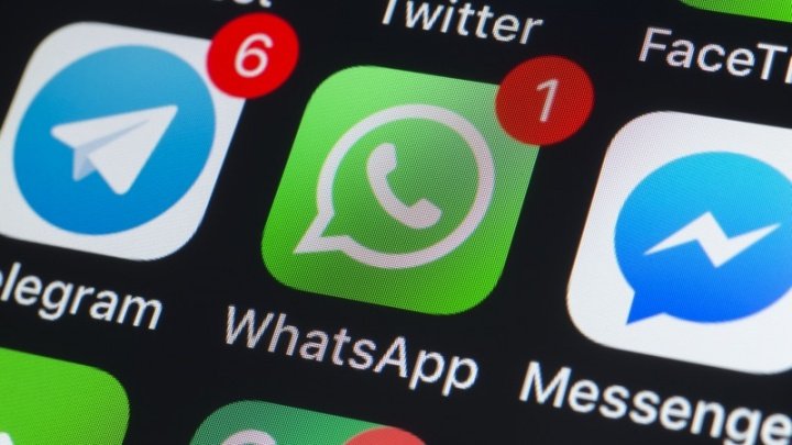 Image 1 : Pour lutter contre les infox, WhatsApp va signaler les messages souvent forwardés